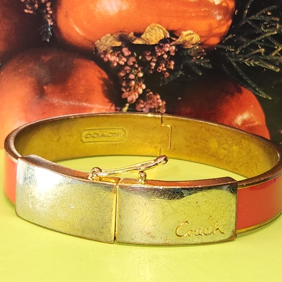 #1924, COACH SIGNATURE LOGO BANGLE, CLASSIC CHIC.